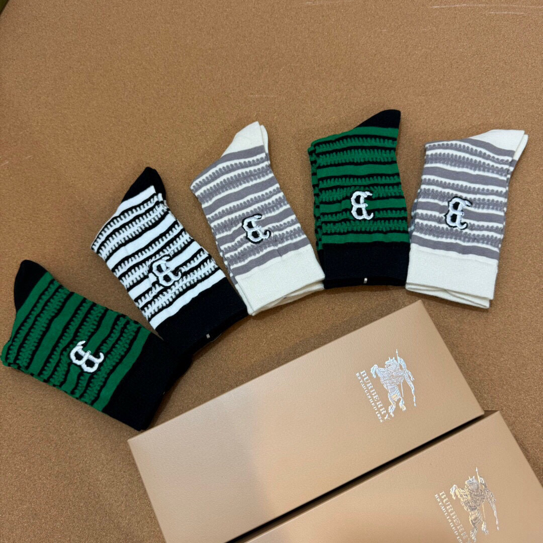  🆕Burberry · 巴宝莉❗️B家新品女款中筒袜子❗️【一盒五双】经典大B字母，实物超漂亮，ins