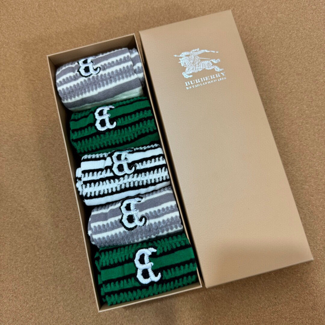  🆕Burberry · 巴宝莉❗️B家新品女款中筒袜子❗️【一盒五双】经典大B字母，实物超漂亮，ins
