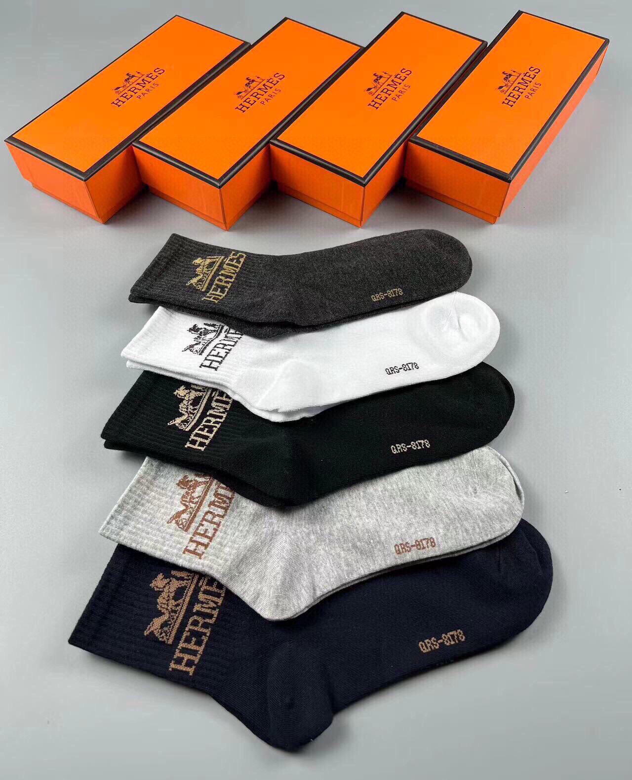  🆕Hermes · 爱马仕❗️大H新品男款春夏款袜子❗️【一盒五双】提花经典马车标志，纯棉材质制造，透