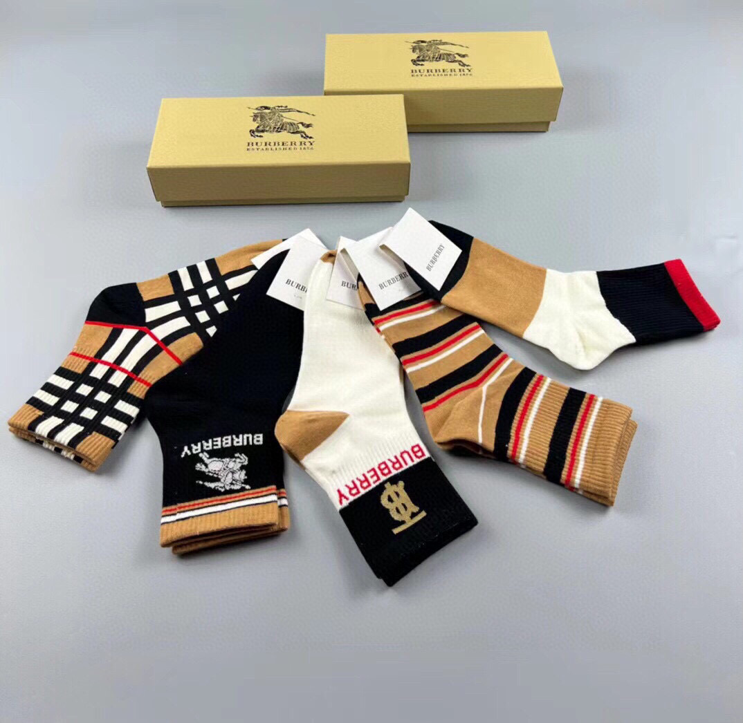  🆕Burberry · 巴宝莉❗️B家新品女款中筒袜子❗️【一盒五双】TB系列，搭配超抢眼素色系，实物