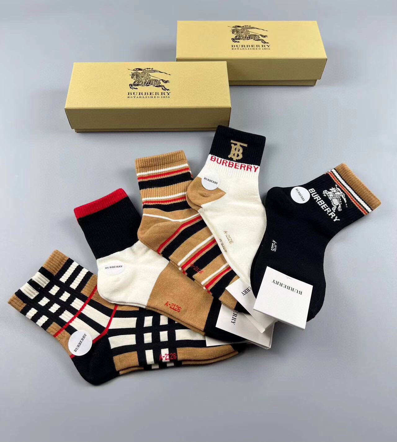  🆕Burberry · 巴宝莉❗️B家新品女款中筒袜子❗️【一盒五双】TB系列，搭配超抢眼素色系，实物