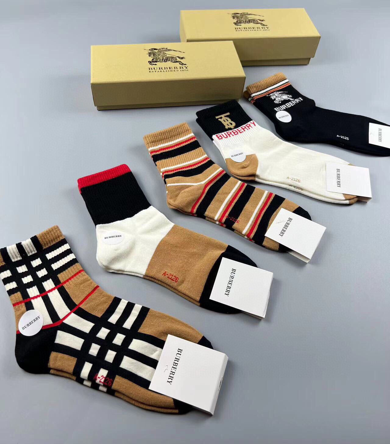  🆕Burberry · 巴宝莉❗️B家新品女款中筒袜子❗️【一盒五双】TB系列，搭配超抢眼素色系，实物