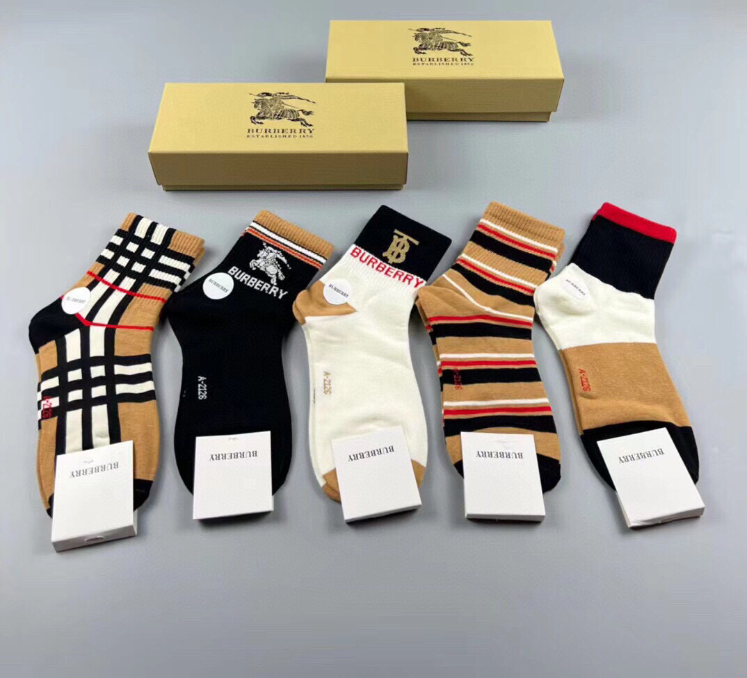  🆕Burberry · 巴宝莉❗️B家新品女款中筒袜子❗️【一盒五双】TB系列，搭配超抢眼素色系，实物
