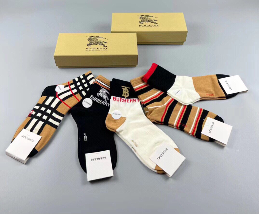 🆕Burberry · 巴宝莉❗️B家新品女款中筒袜子❗️【一盒五双】TB系列，搭配超抢眼素色系，实物