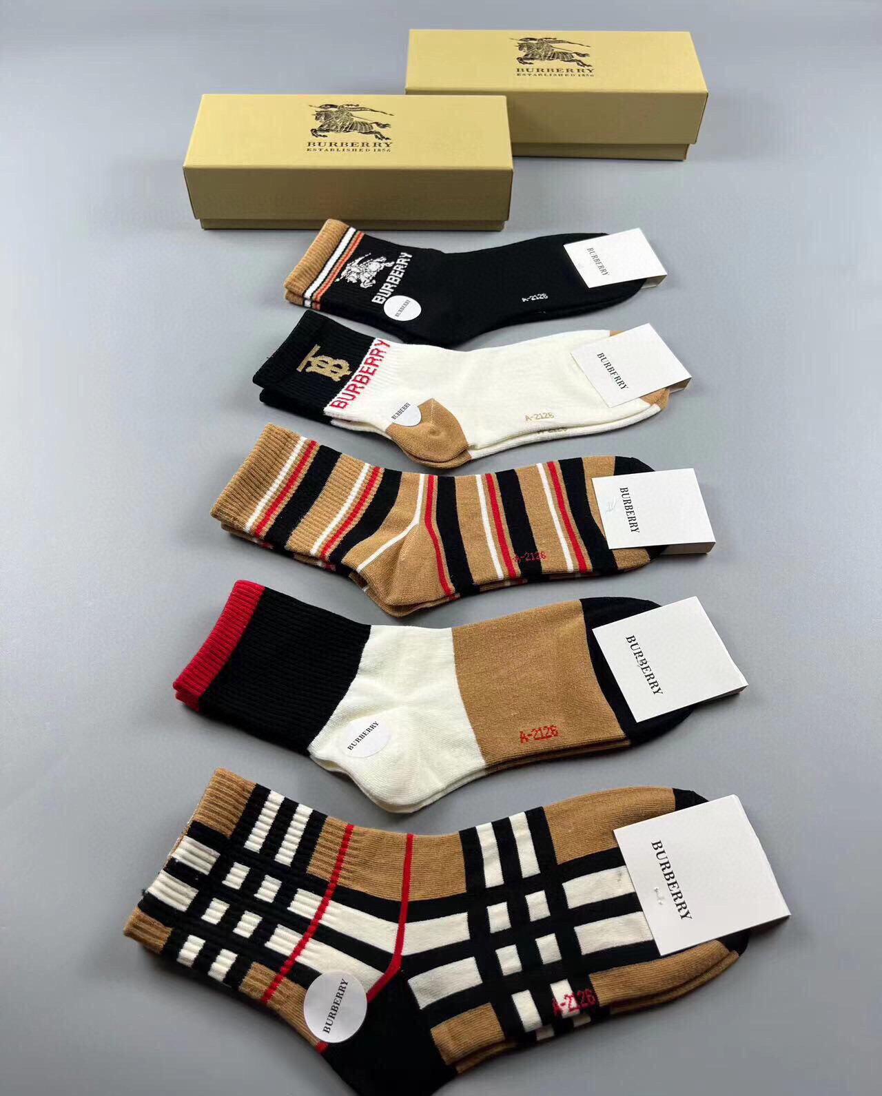  🆕Burberry · 巴宝莉❗️B家新品女款中筒袜子❗️【一盒五双】TB系列，搭配超抢眼素色系，实物