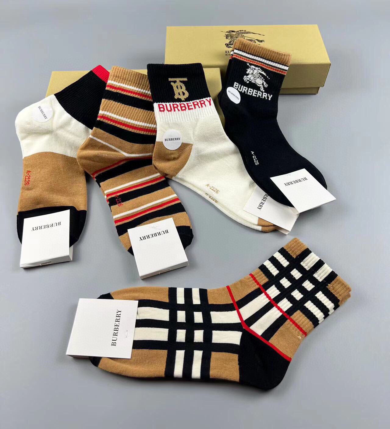 🆕Burberry · 巴宝莉❗️B家新品女款中筒袜子❗️【一盒五双】TB系列，搭配超抢眼素色系，实物