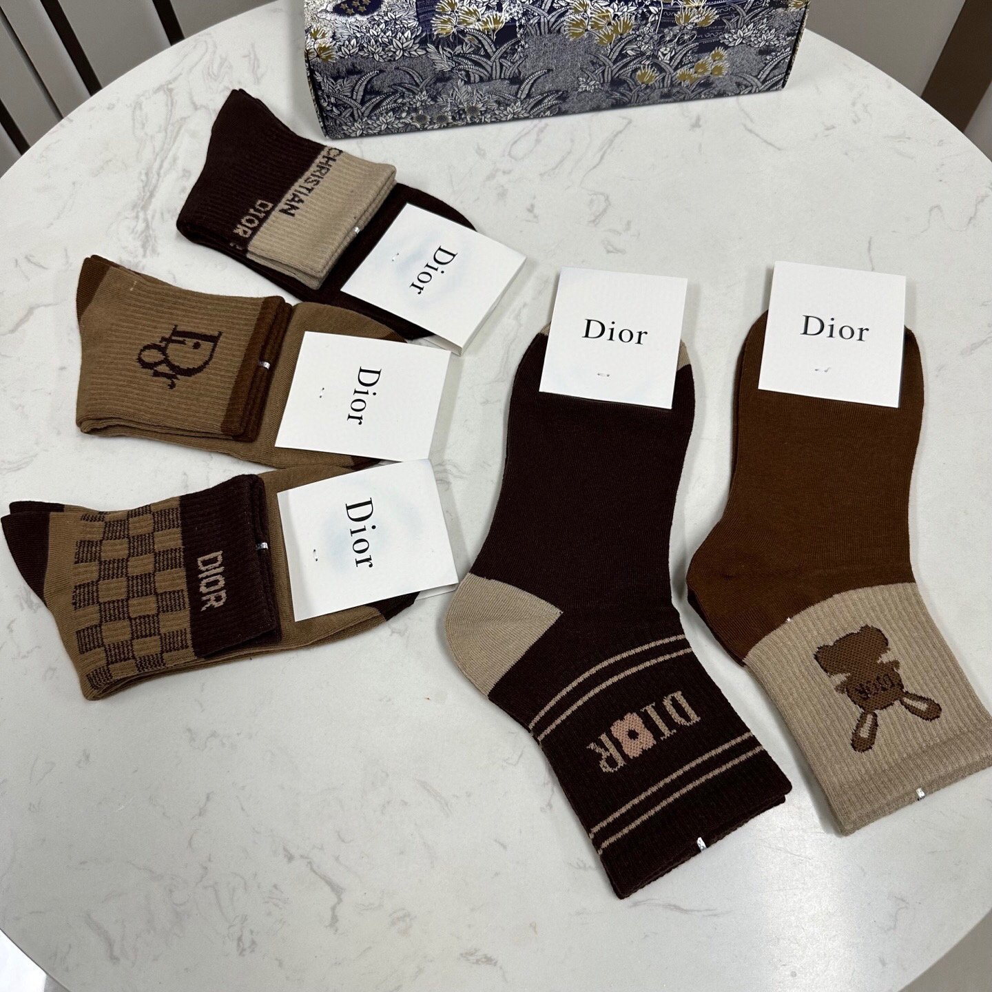  🆕Dior · 迪奥❗️D家新品中筒袜子❗️【一盒五双】纯棉材质，上脚柔软舒适，经典的D家字母logo