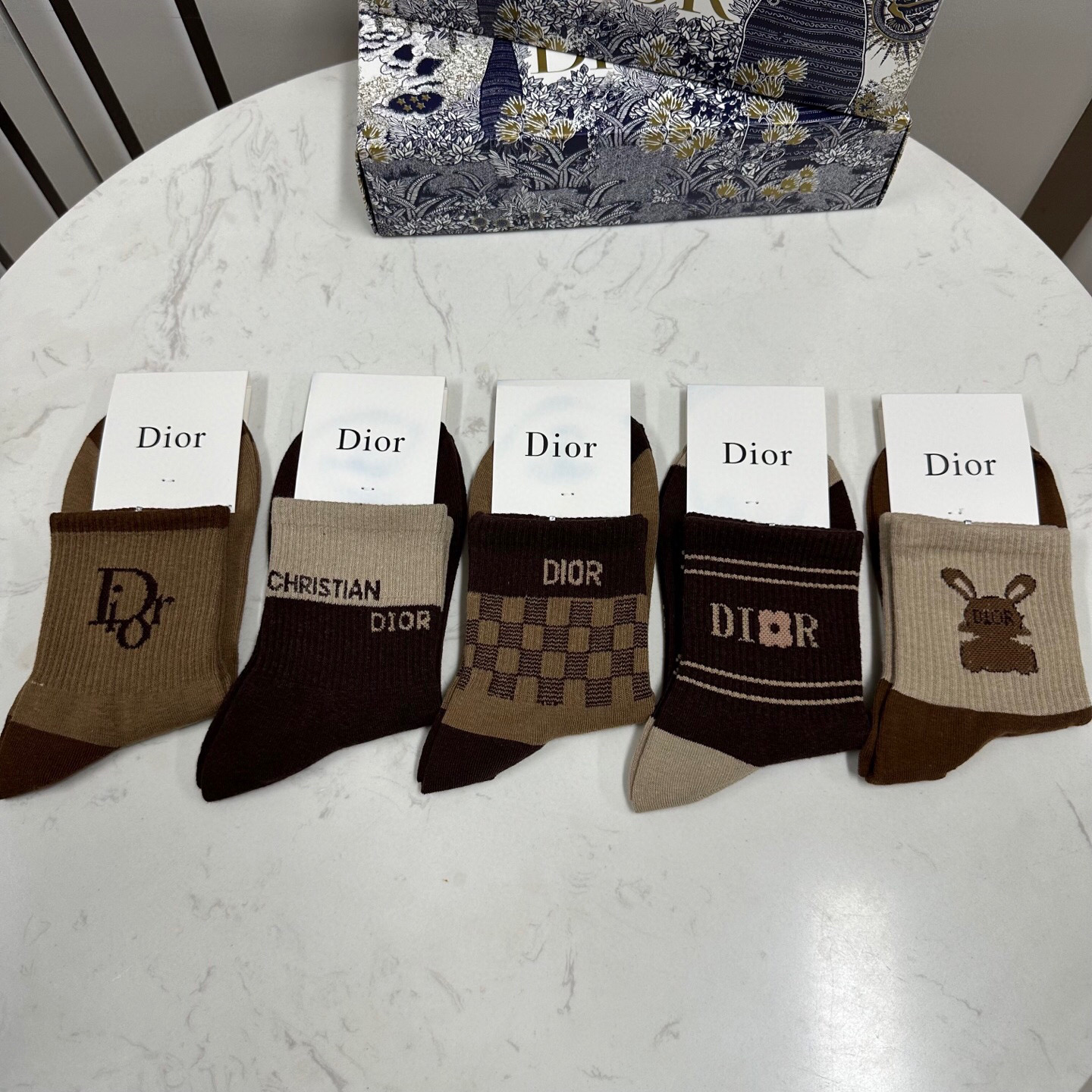 🆕Dior · 迪奥❗️D家新品中筒袜子❗️【一盒五双】纯棉材质，上脚柔软舒适，经典的D家字母logo