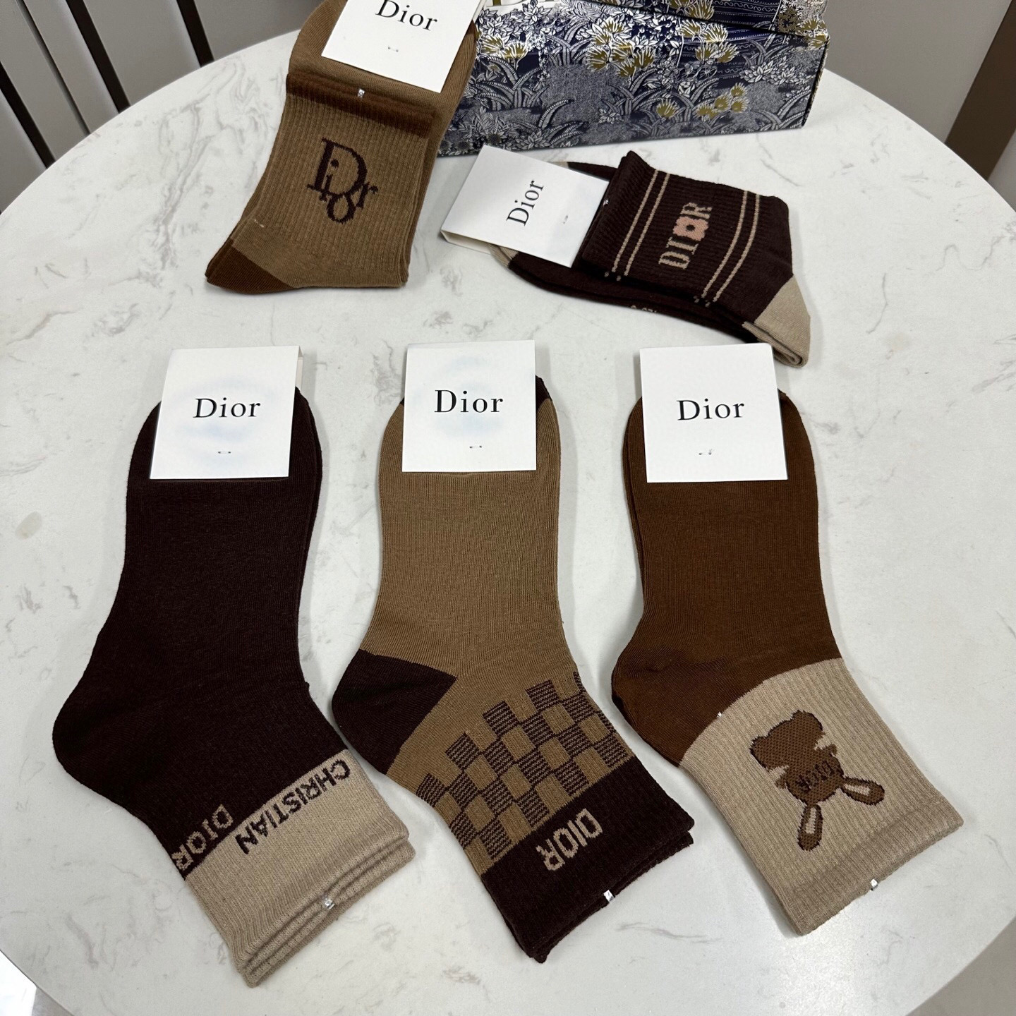  🆕Dior · 迪奥❗️D家新品中筒袜子❗️【一盒五双】纯棉材质，上脚柔软舒适，经典的D家字母logo