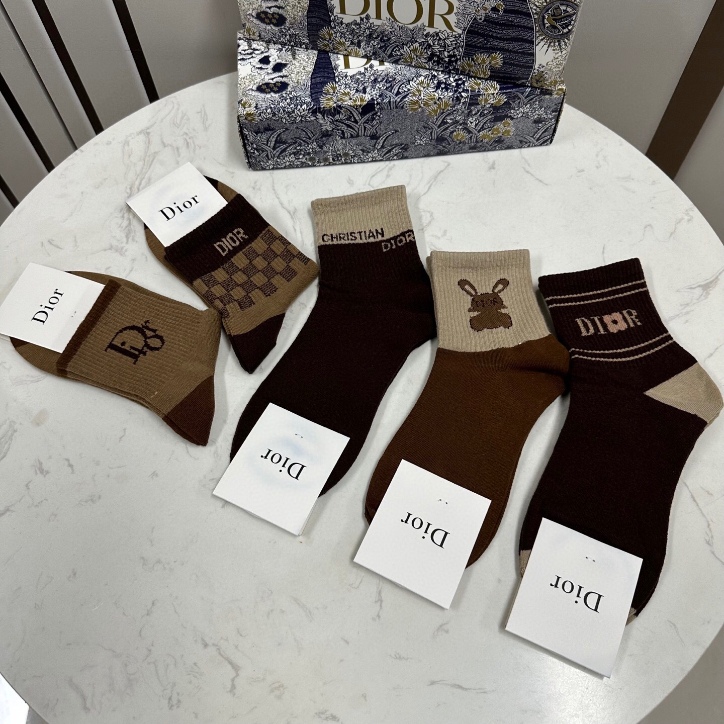  🆕Dior · 迪奥❗️D家新品中筒袜子❗️【一盒五双】纯棉材质，上脚柔软舒适，经典的D家字母logo
