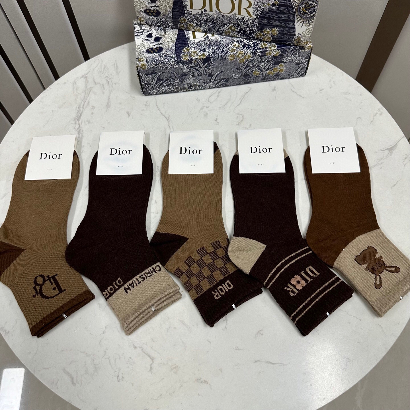  🆕Dior · 迪奥❗️D家新品中筒袜子❗️【一盒五双】纯棉材质，上脚柔软舒适，经典的D家字母logo