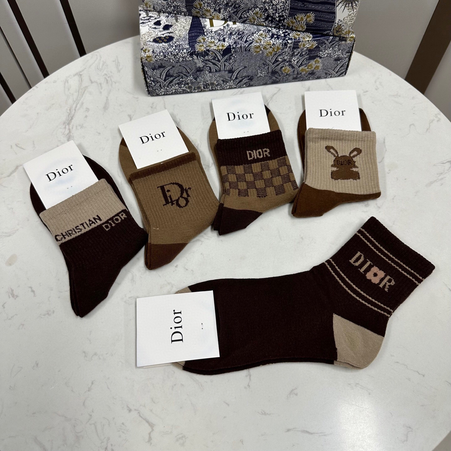  🆕Dior · 迪奥❗️D家新品中筒袜子❗️【一盒五双】纯棉材质，上脚柔软舒适，经典的D家字母logo
