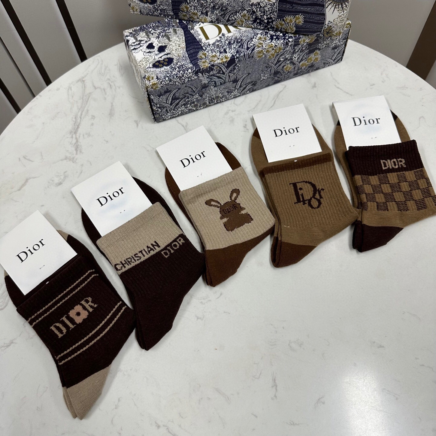  🆕Dior · 迪奥❗️D家新品中筒袜子❗️【一盒五双】纯棉材质，上脚柔软舒适，经典的D家字母logo