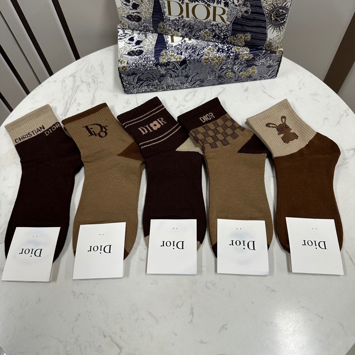  🆕Dior · 迪奥❗️D家新品中筒袜子❗️【一盒五双】纯棉材质，上脚柔软舒适，经典的D家字母logo