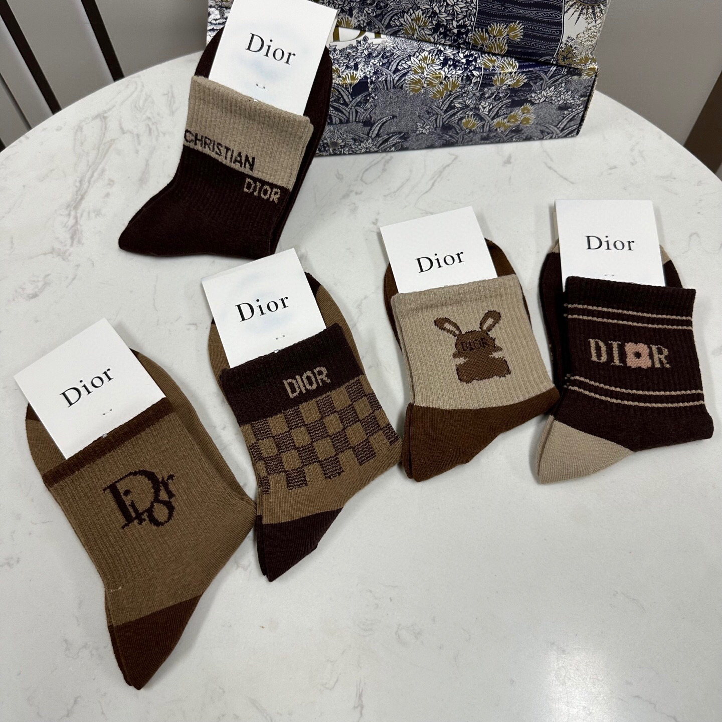  🆕Dior · 迪奥❗️D家新品中筒袜子❗️【一盒五双】纯棉材质，上脚柔软舒适，经典的D家字母logo