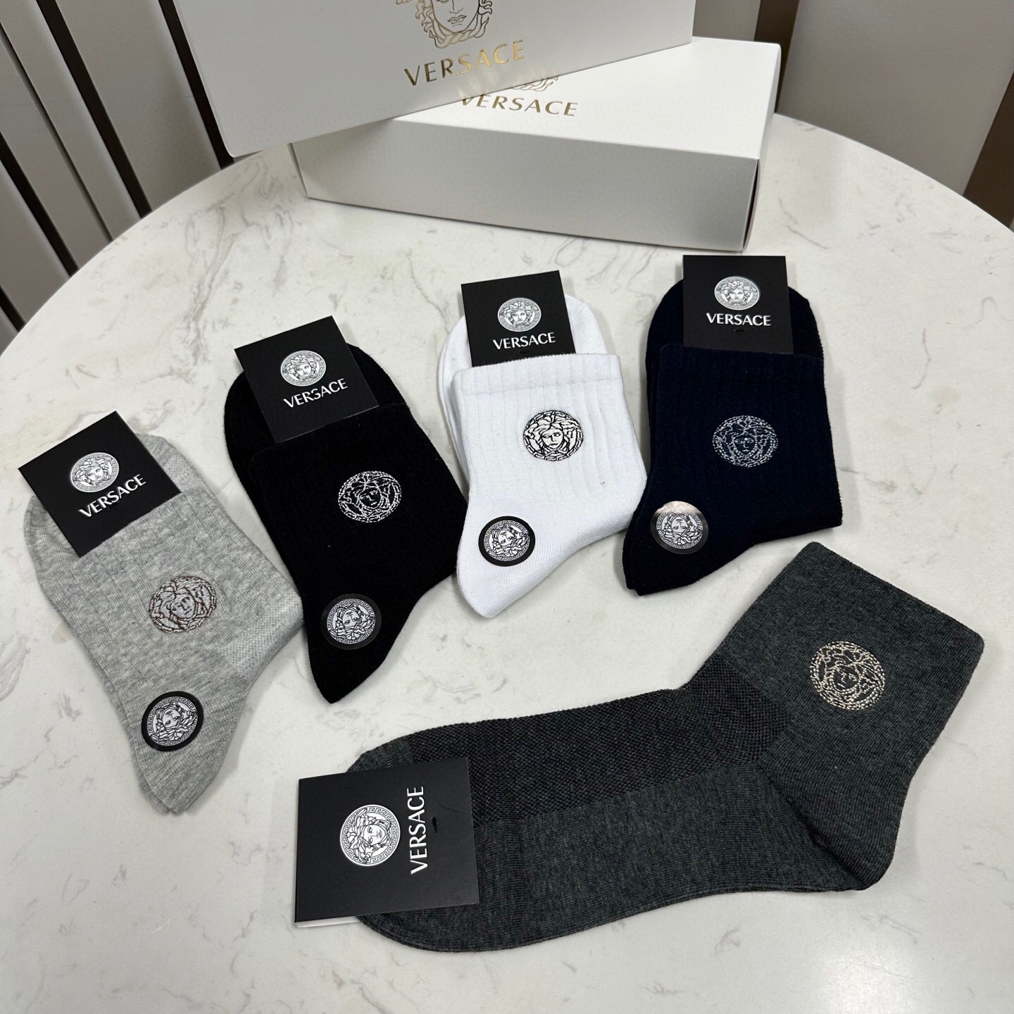  🆕Versace · 范思哲❗️新品男款中筒袜子❗️【一盒五双】纯棉材质织造，超柔软舒适，刺绣经典美人