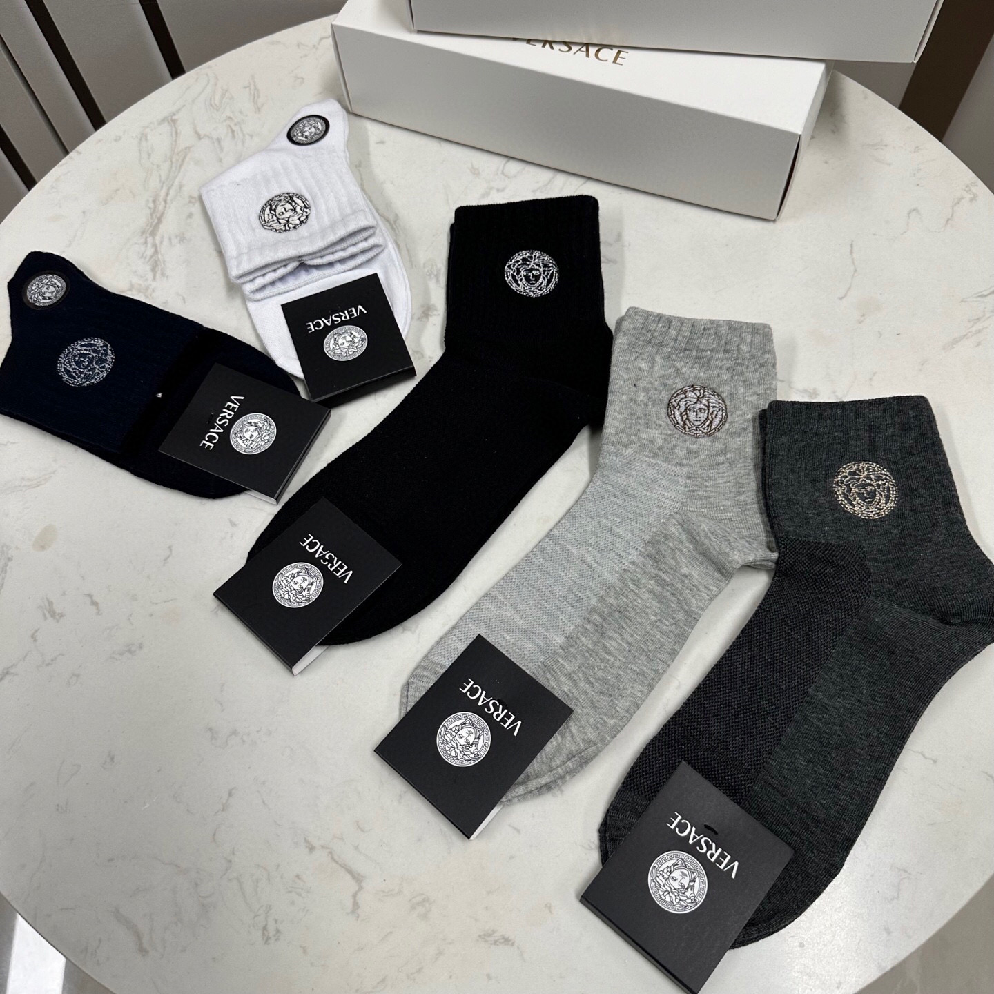  🆕Versace · 范思哲❗️新品男款中筒袜子❗️【一盒五双】纯棉材质织造，超柔软舒适，刺绣经典美人