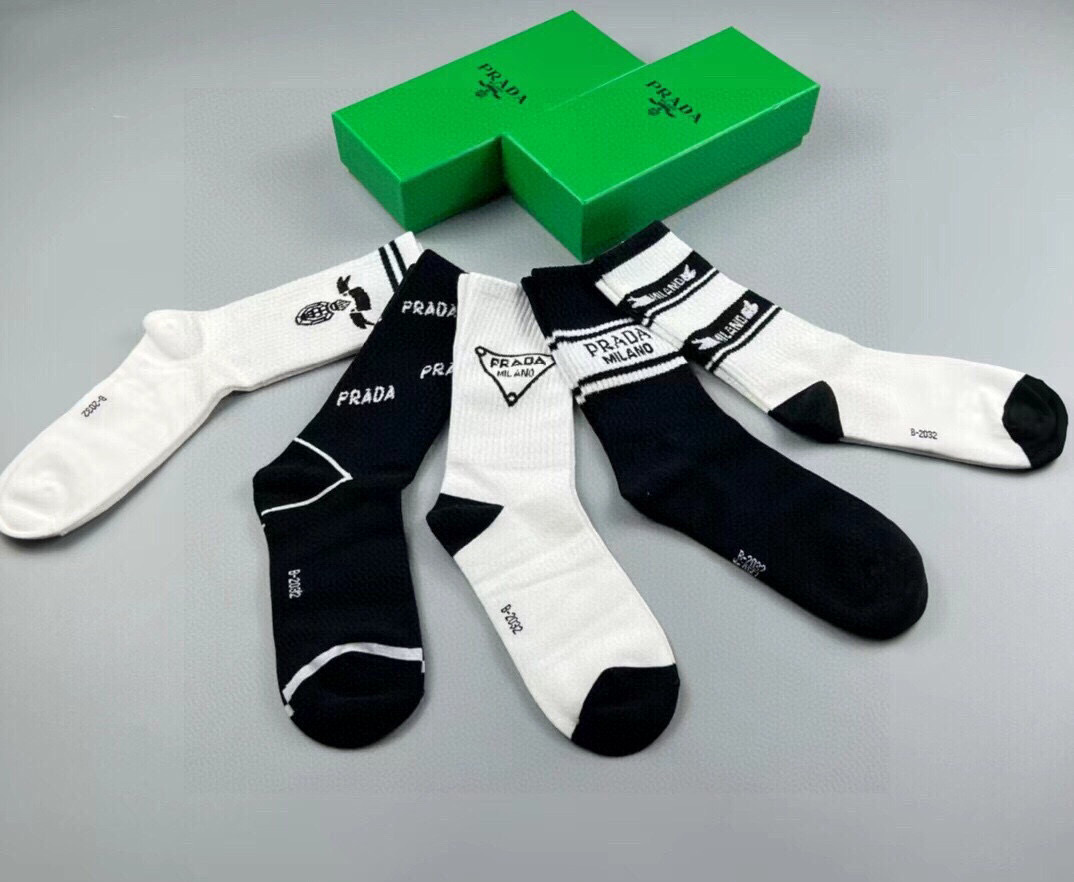  🆕PRADA · 普拉达新品中筒袜子❗️【一盒五双】纯棉材质织造，提花经典标志，柔软舒适，大牌出街，潮