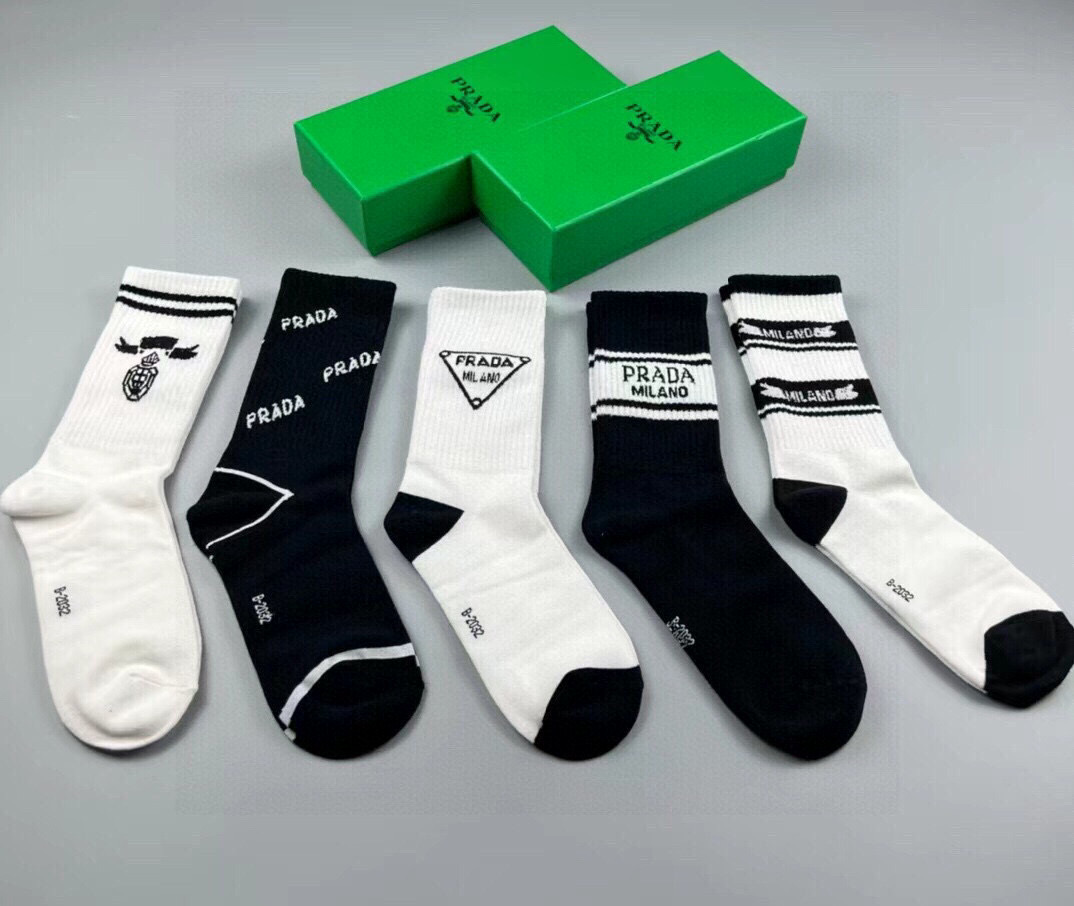  🆕PRADA · 普拉达新品中筒袜子❗️【一盒五双】纯棉材质织造，提花经典标志，柔软舒适，大牌出街，潮
