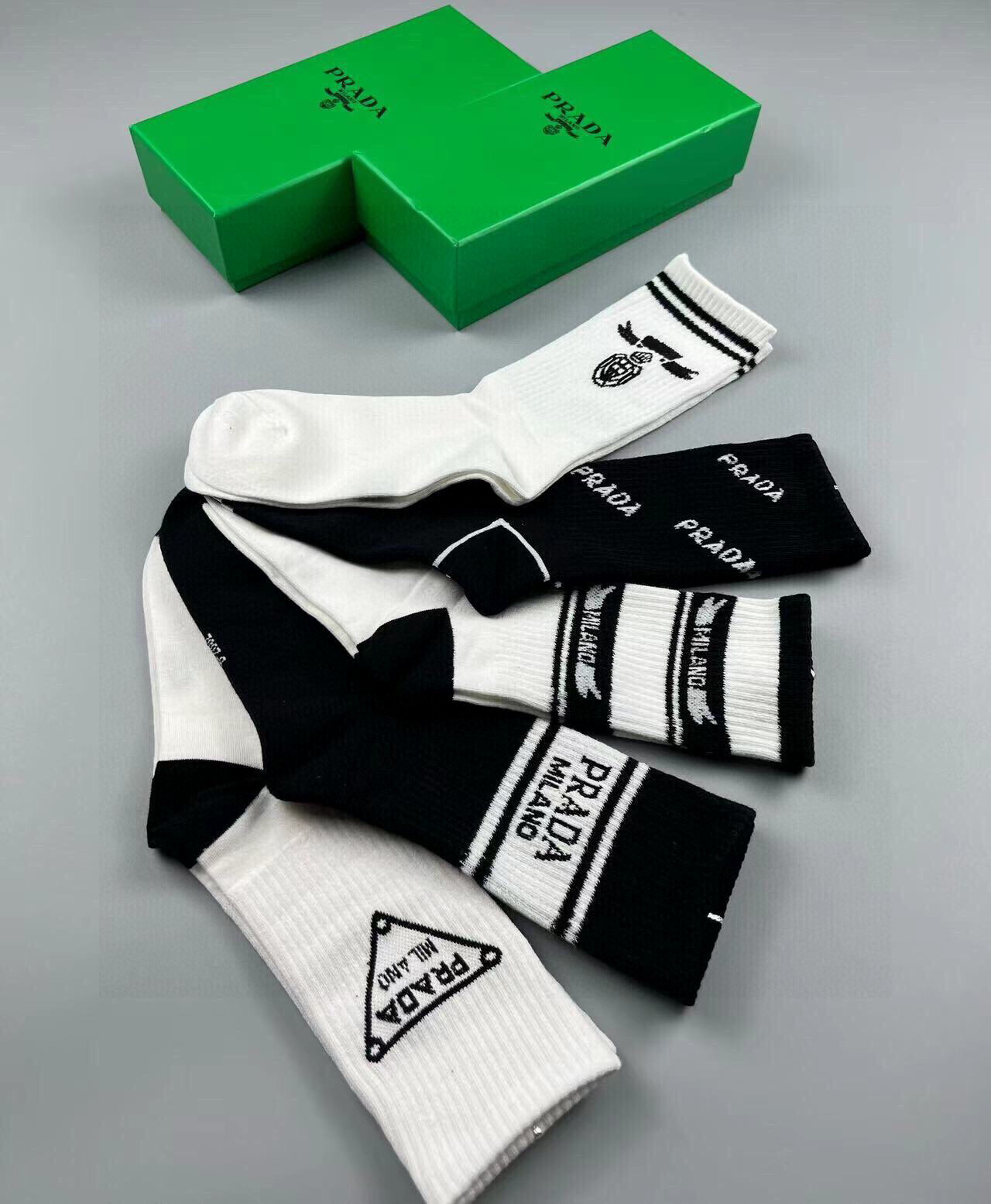  🆕PRADA · 普拉达新品中筒袜子❗️【一盒五双】纯棉材质织造，提花经典标志，柔软舒适，大牌出街，潮