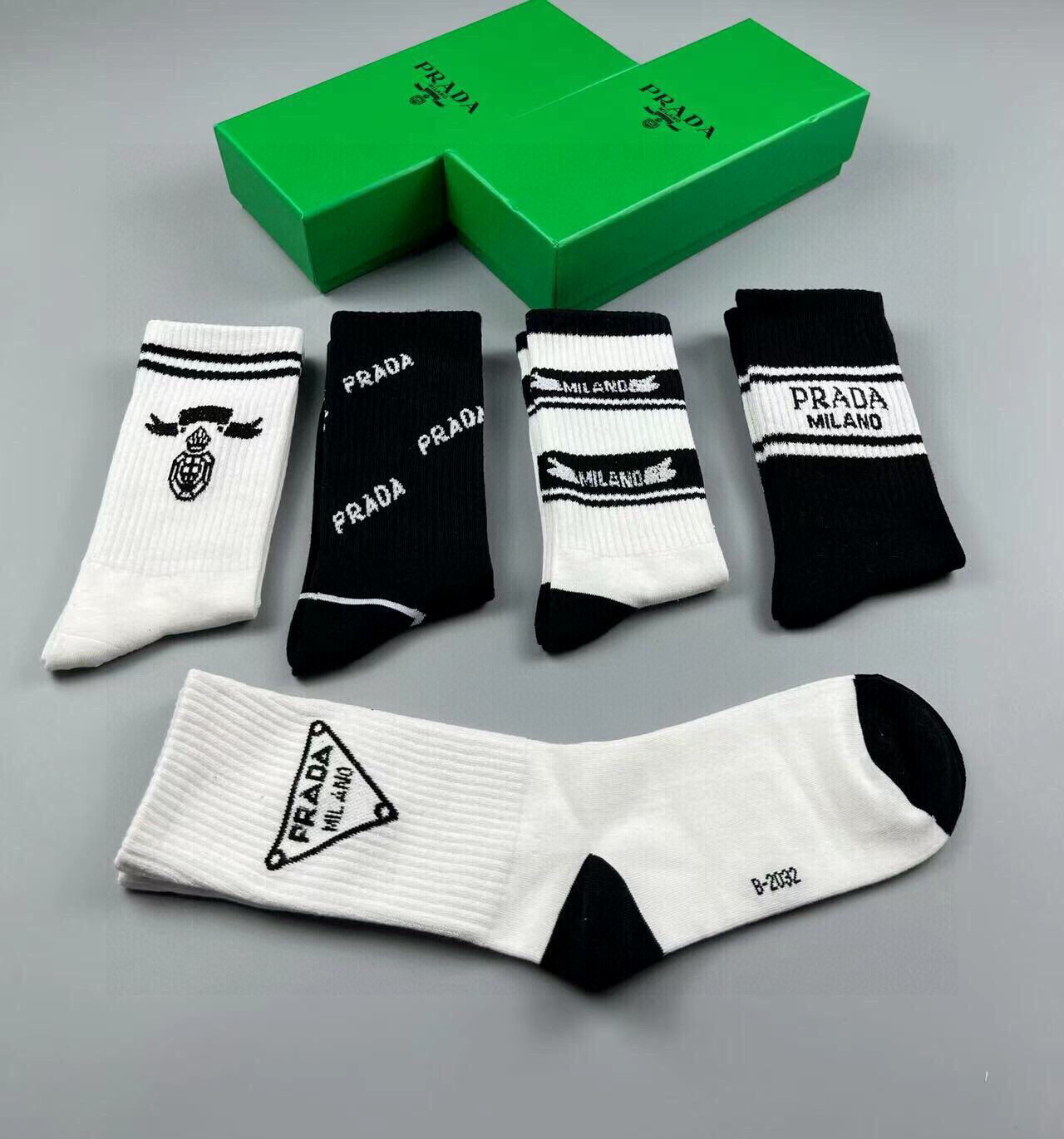  🆕PRADA · 普拉达新品中筒袜子❗️【一盒五双】纯棉材质织造，提花经典标志，柔软舒适，大牌出街，潮
