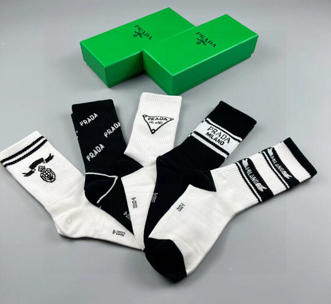  🆕PRADA · 普拉达新品中筒袜子❗️【一盒五双】纯棉材质织造，提花经典标志，柔软舒适，大牌出街，潮