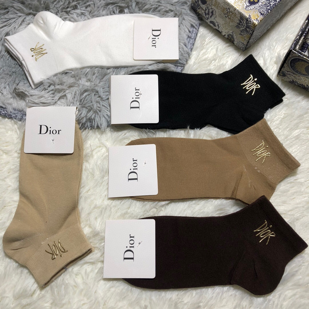  🆕Dior · 迪奥❗️D家新品女款袜子❗️【一盒五双】纯棉材质，柔软舒适透气，罗口烫金经典品牌全称l
