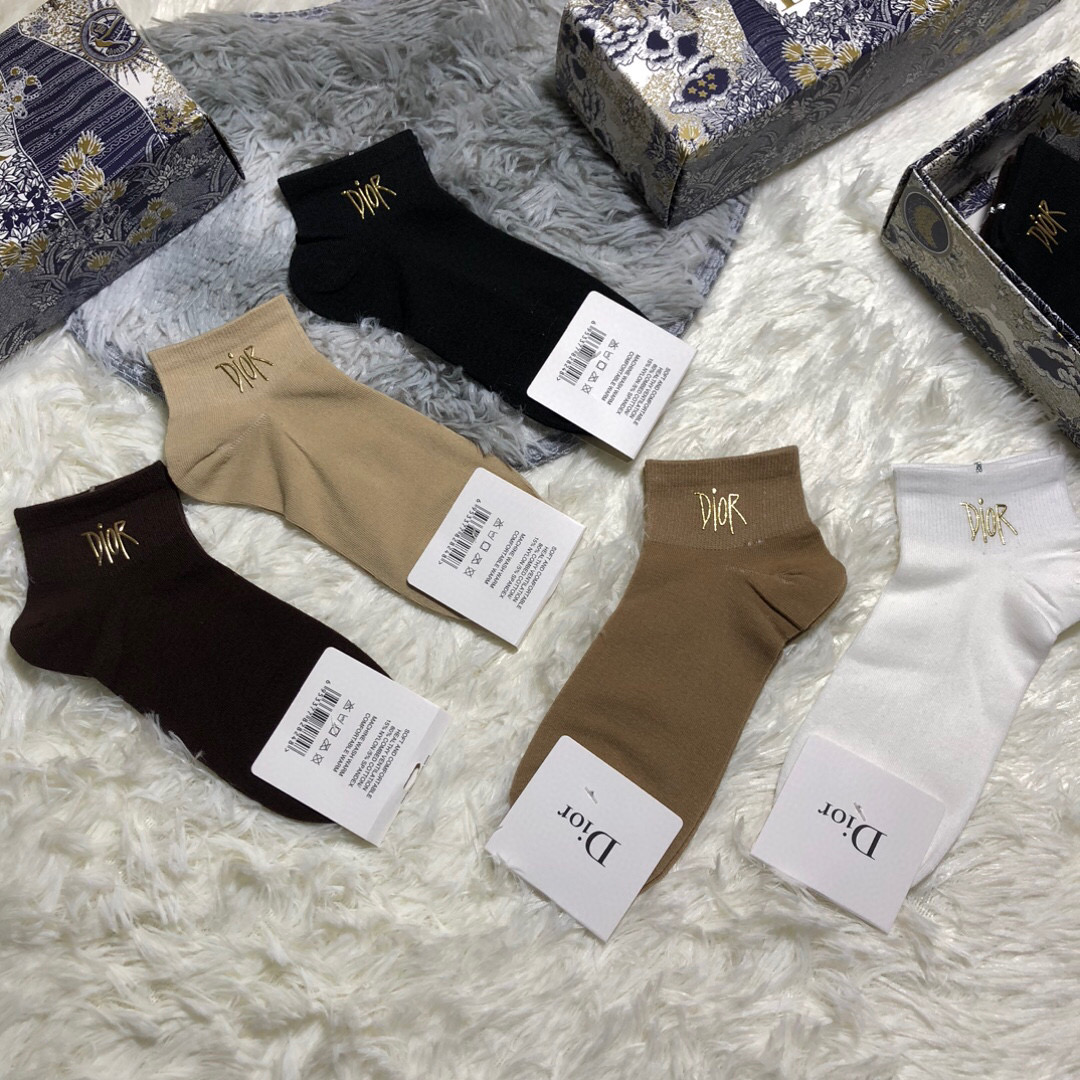  🆕Dior · 迪奥❗️D家新品女款袜子❗️【一盒五双】纯棉材质，柔软舒适透气，罗口烫金经典品牌全称l