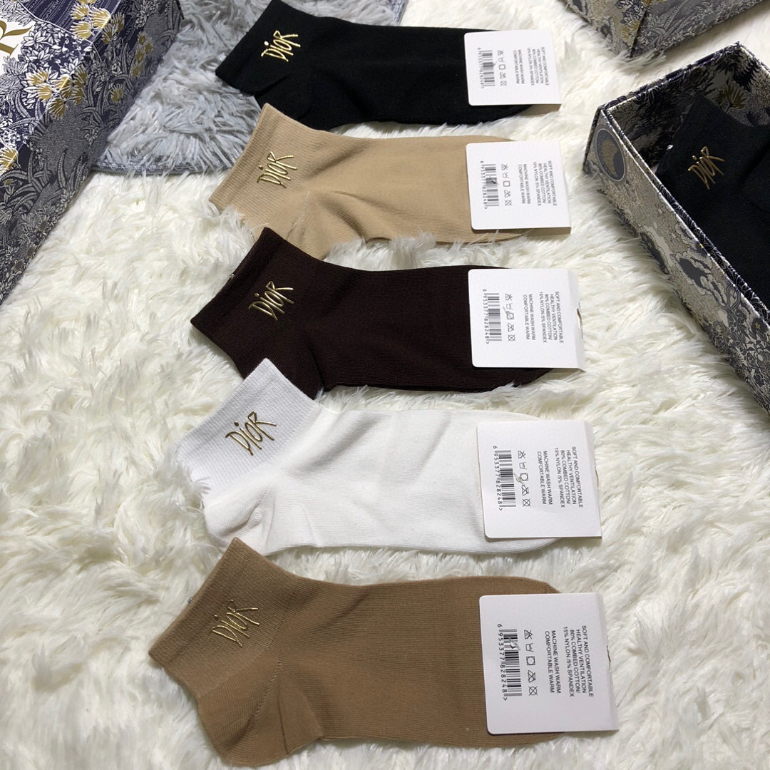  🆕Dior · 迪奥❗️D家新品女款袜子❗️【一盒五双】纯棉材质，柔软舒适透气，罗口烫金经典品牌全称l