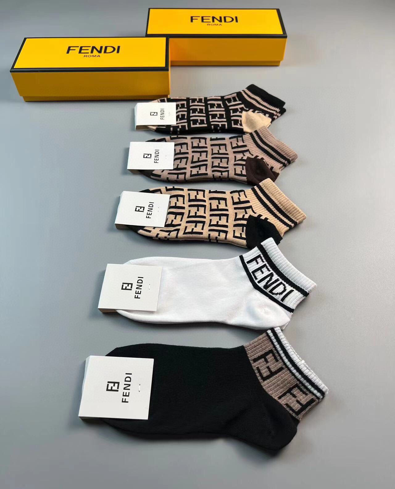  🆕FENDI · 芬迪❗️大F新品袜子❗️【一盒五双】提花经典的双F标志，纯棉材质制造，透气舒适，超级