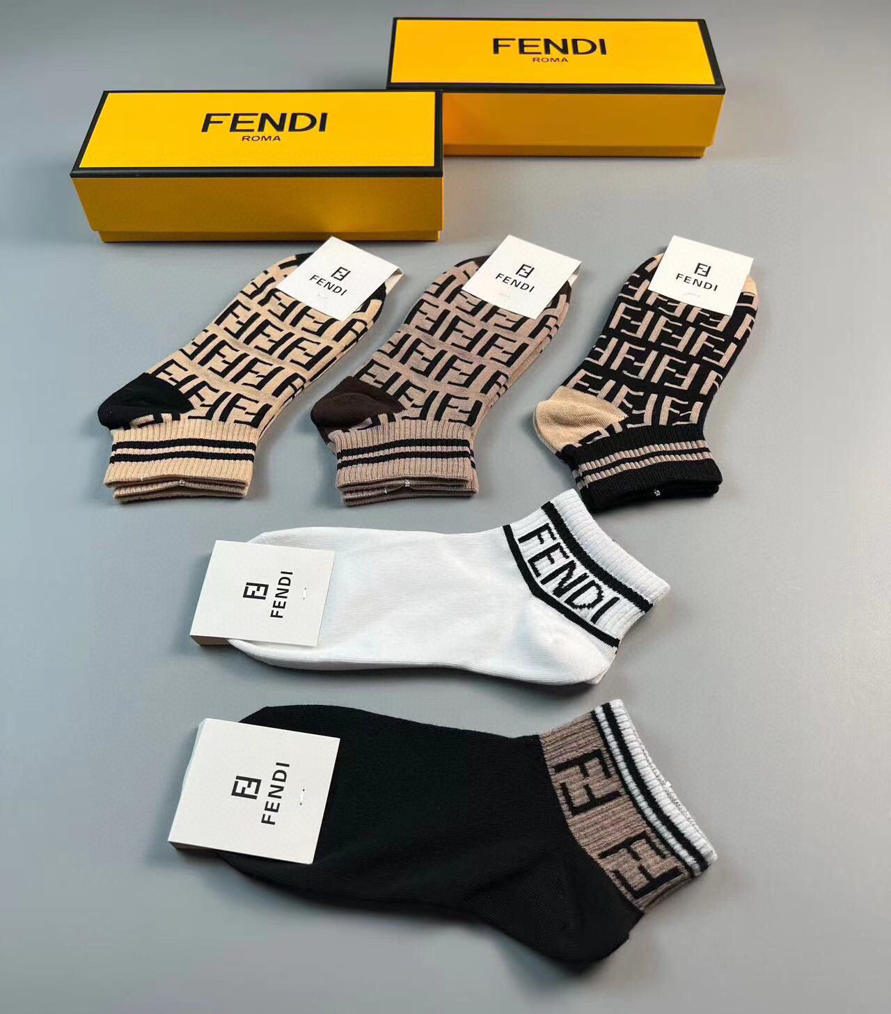  🆕FENDI · 芬迪❗️大F新品袜子❗️【一盒五双】提花经典的双F标志，纯棉材质制造，透气舒适，超级