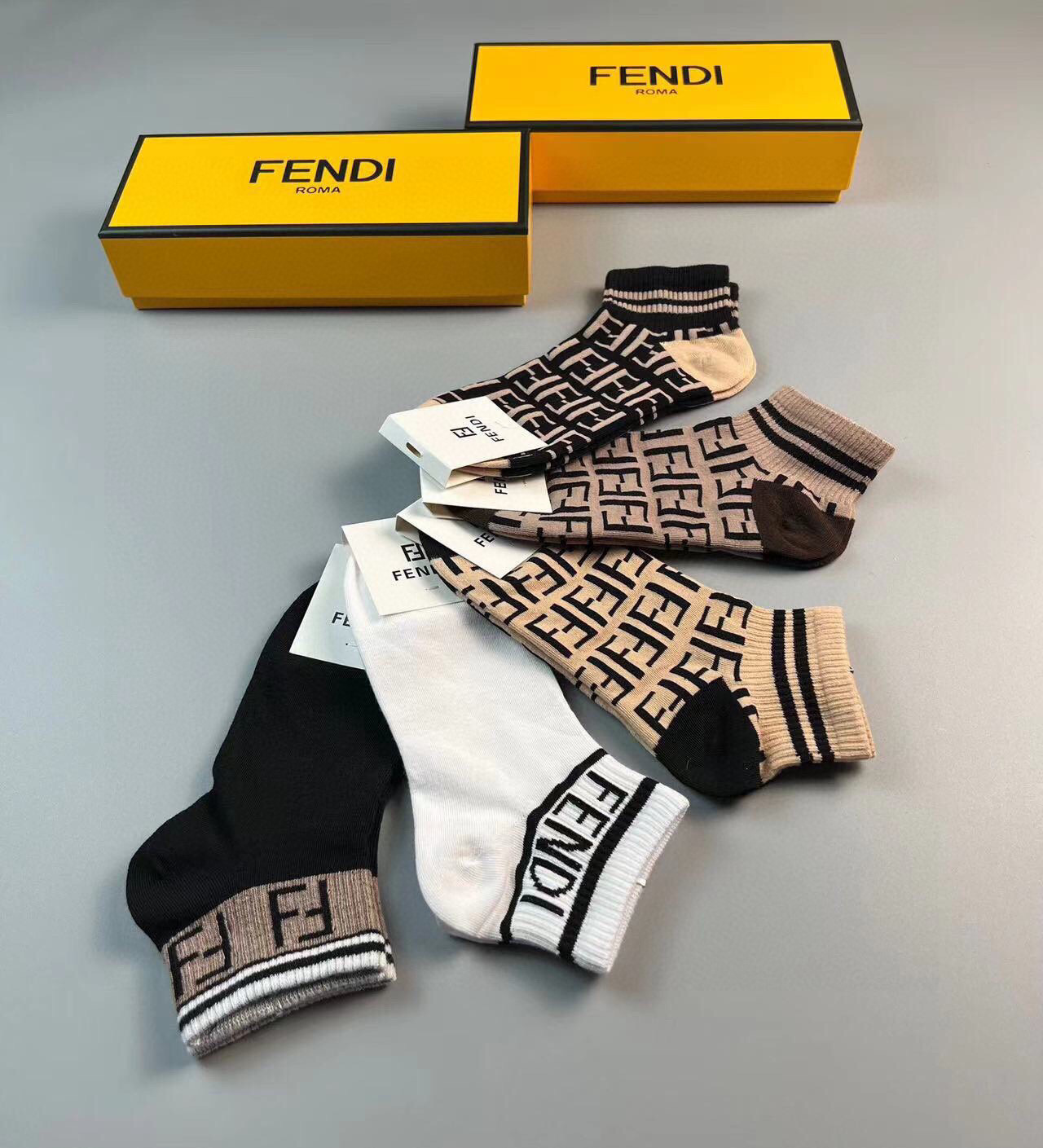  🆕FENDI · 芬迪❗️大F新品袜子❗️【一盒五双】提花经典的双F标志，纯棉材质制造，透气舒适，超级