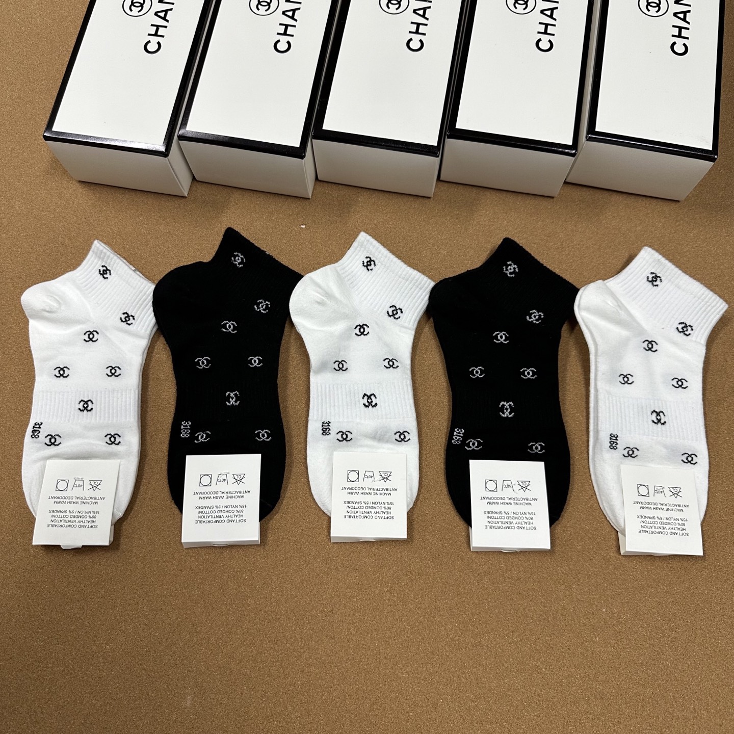  🆕CHANEL · 香奈儿❗️小香新品女款袜子❗️【一盒五双】纯棉材质，柔软舒适透气，经典双C标识，炒