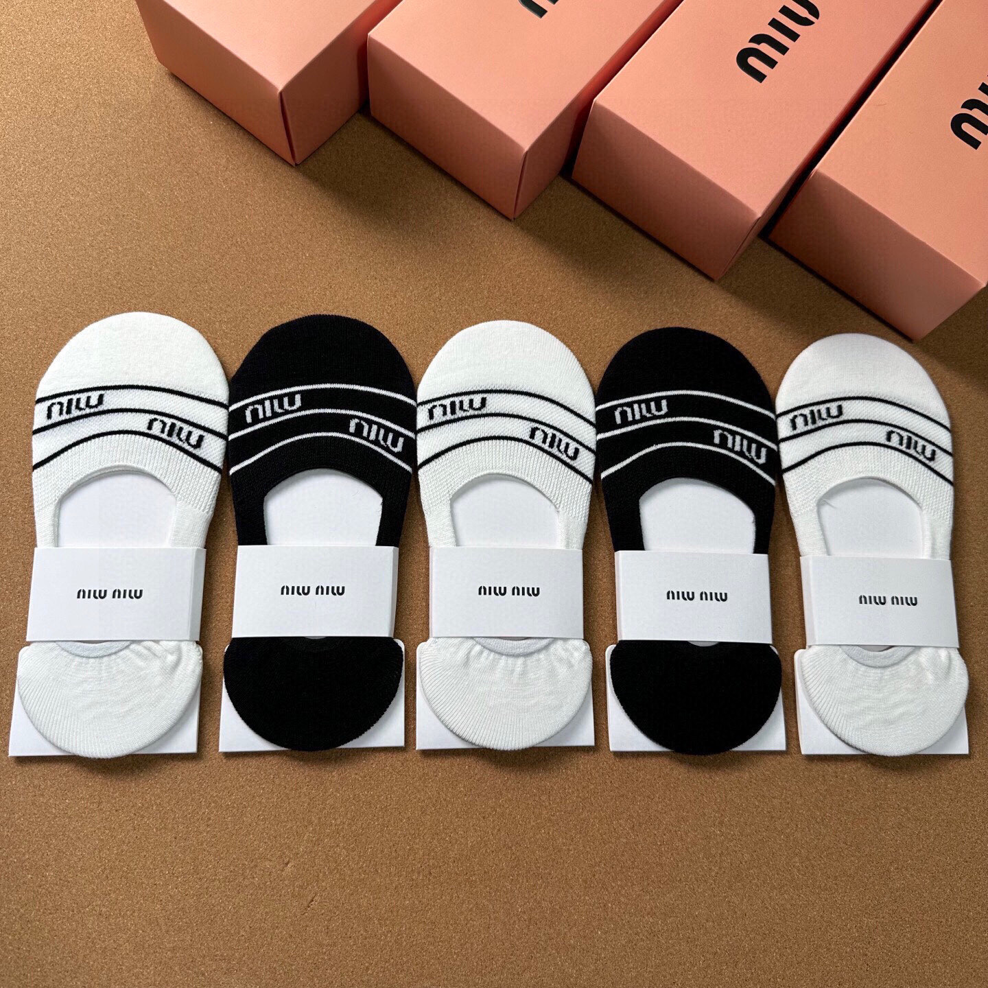  🆕miumiu · 缪缪❗️新品女款隐形袜子❗️【一盒五双】提花经典字母标志，纯棉材质，超舒适超美腻❗