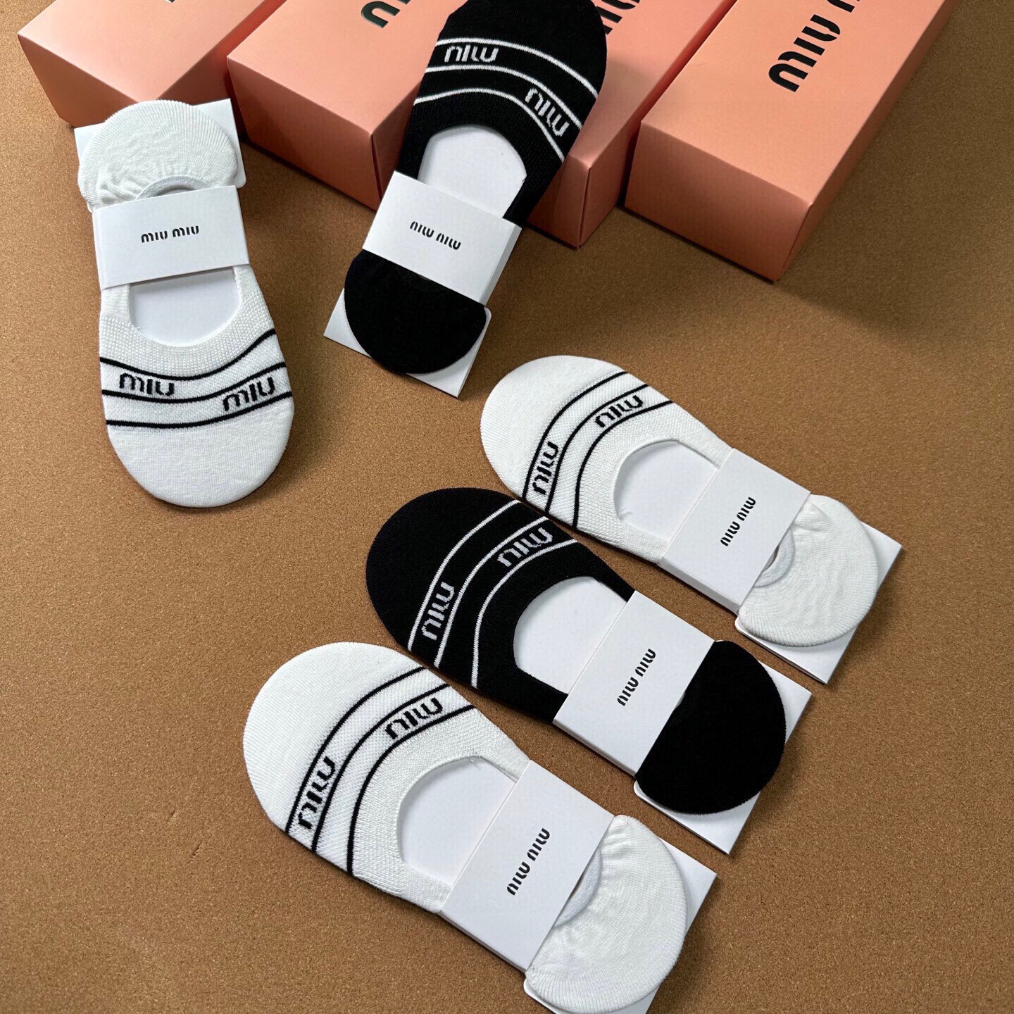  🆕miumiu · 缪缪❗️新品女款隐形袜子❗️【一盒五双】提花经典字母标志，纯棉材质，超舒适超美腻❗