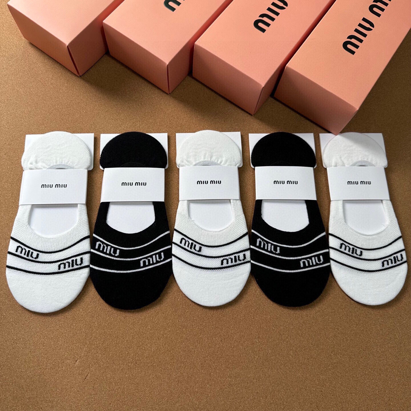  🆕miumiu · 缪缪❗️新品女款隐形袜子❗️【一盒五双】提花经典字母标志，纯棉材质，超舒适超美腻❗