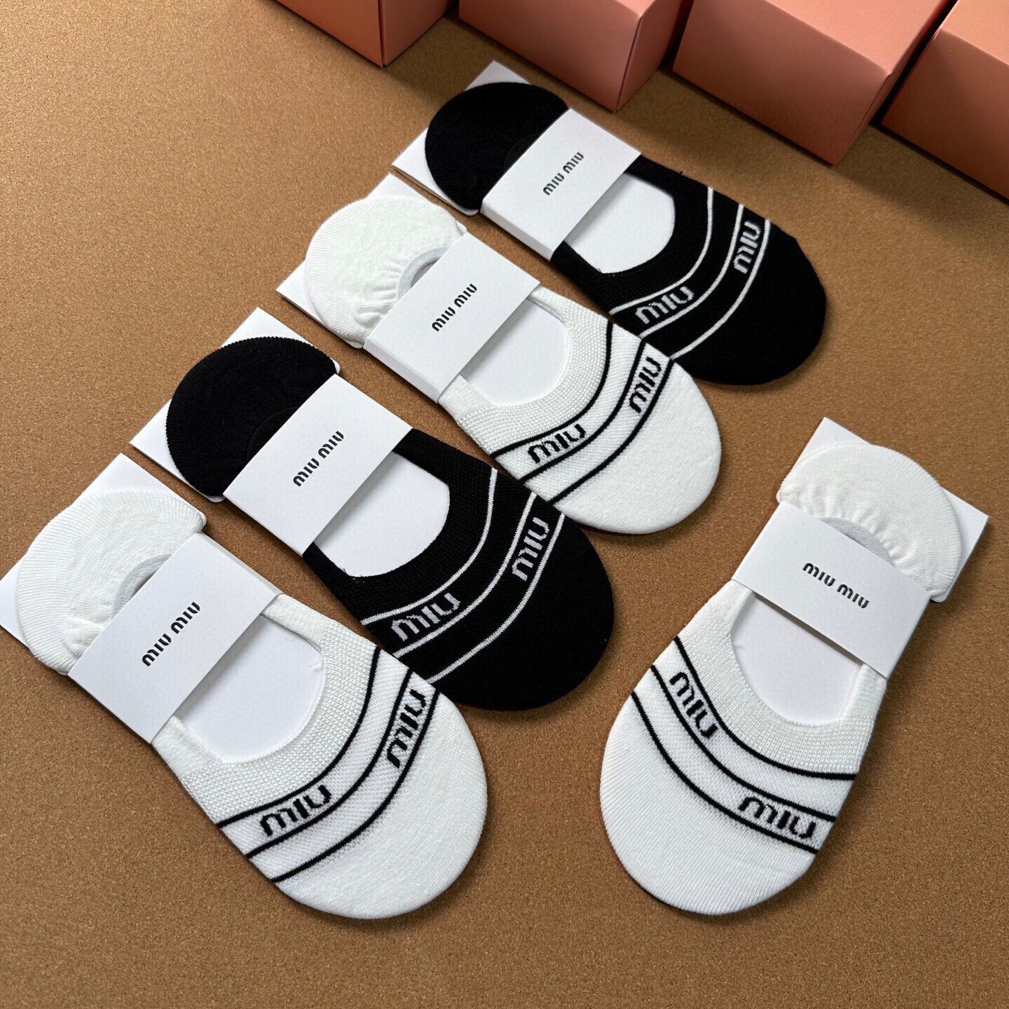  🆕miumiu · 缪缪❗️新品女款隐形袜子❗️【一盒五双】提花经典字母标志，纯棉材质，超舒适超美腻❗