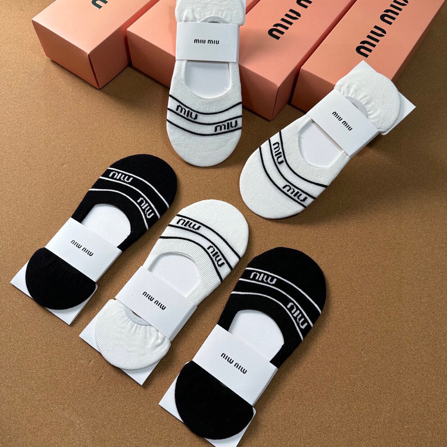 🆕miumiu · 缪缪❗️新品女款隐形袜子❗️【一盒五双】提花经典字母标志，纯棉材质，超舒适超美腻❗
