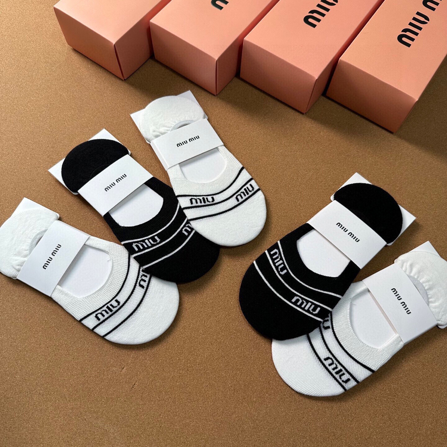  🆕miumiu · 缪缪❗️新品女款隐形袜子❗️【一盒五双】提花经典字母标志，纯棉材质，超舒适超美腻❗