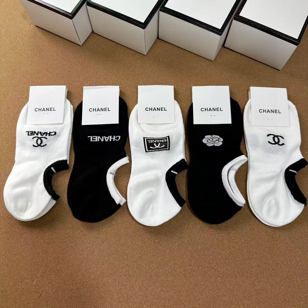  🆕CHANEL · 香奈儿❗️CH新品女款袜子❗️【一盒五双】纯棉材质，柔软舒适透气，提花经典品牌全称