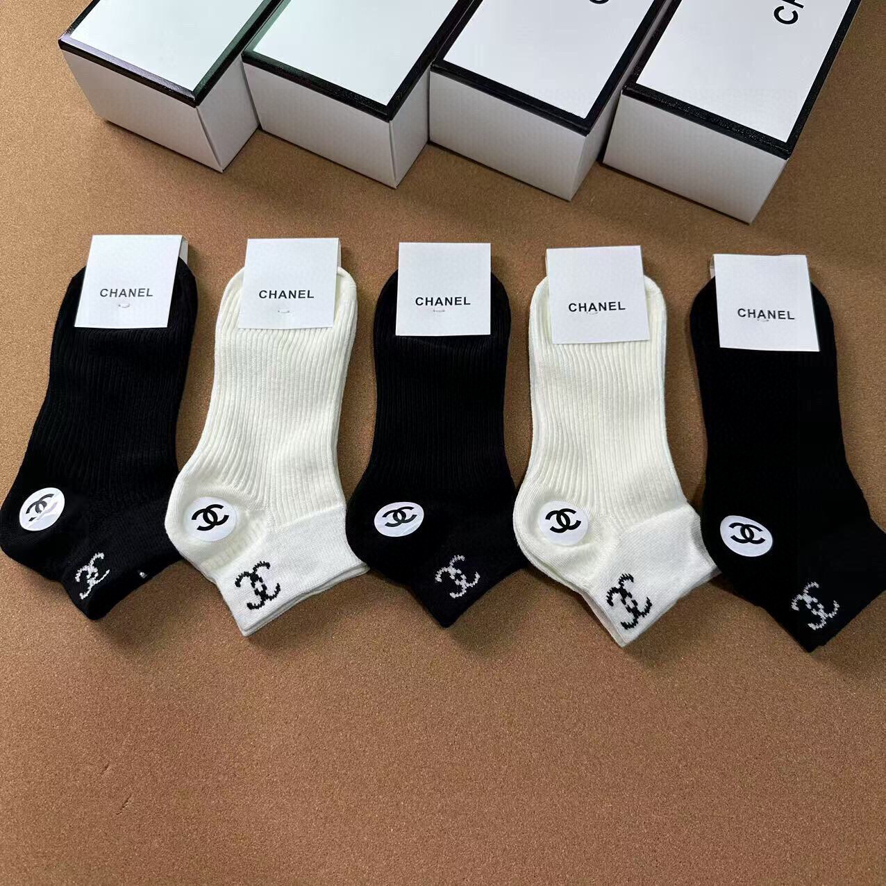  🆕CHANEL · 香奈儿❗️CH新品女款袜子❗️【一盒五双】纯棉材质，提花经典双C标识，炒鸡nice