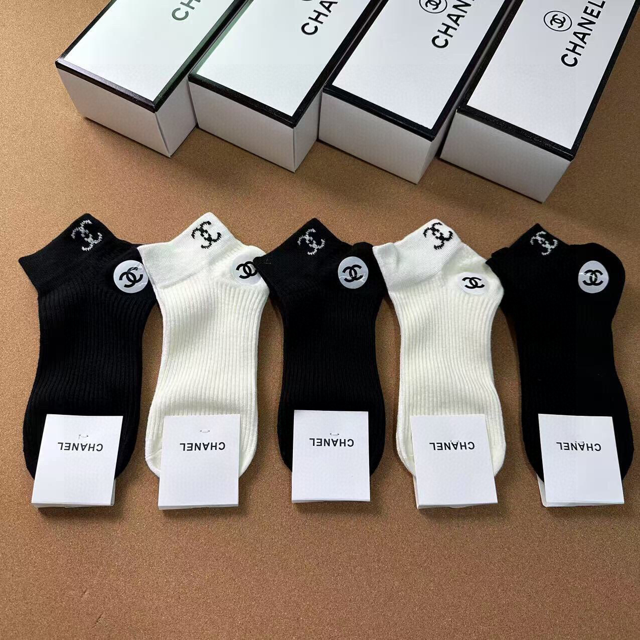  🆕CHANEL · 香奈儿❗️CH新品女款袜子❗️【一盒五双】纯棉材质，提花经典双C标识，炒鸡nice