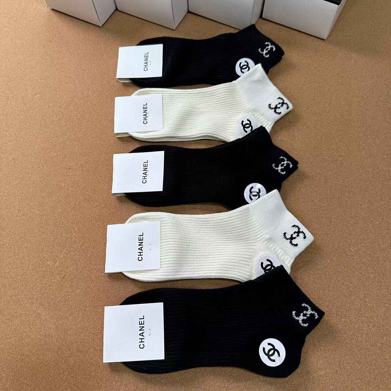  🆕CHANEL · 香奈儿❗️CH新品女款袜子❗️【一盒五双】纯棉材质，提花经典双C标识，炒鸡nice