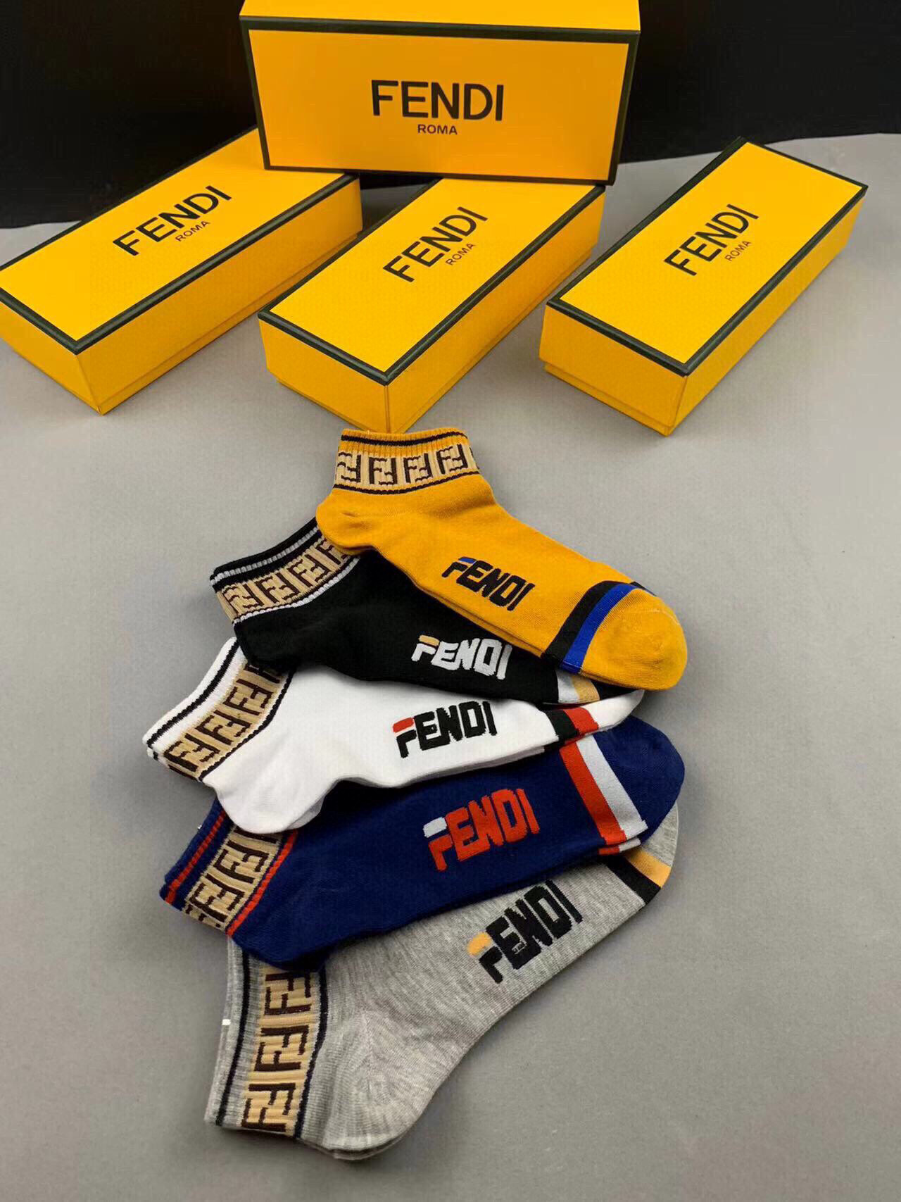  🆕FENDI · 芬迪❗️大F经典袜子❗️【一盒五双】罗口提花经典的双F标志，袜身FENDI字母标志，