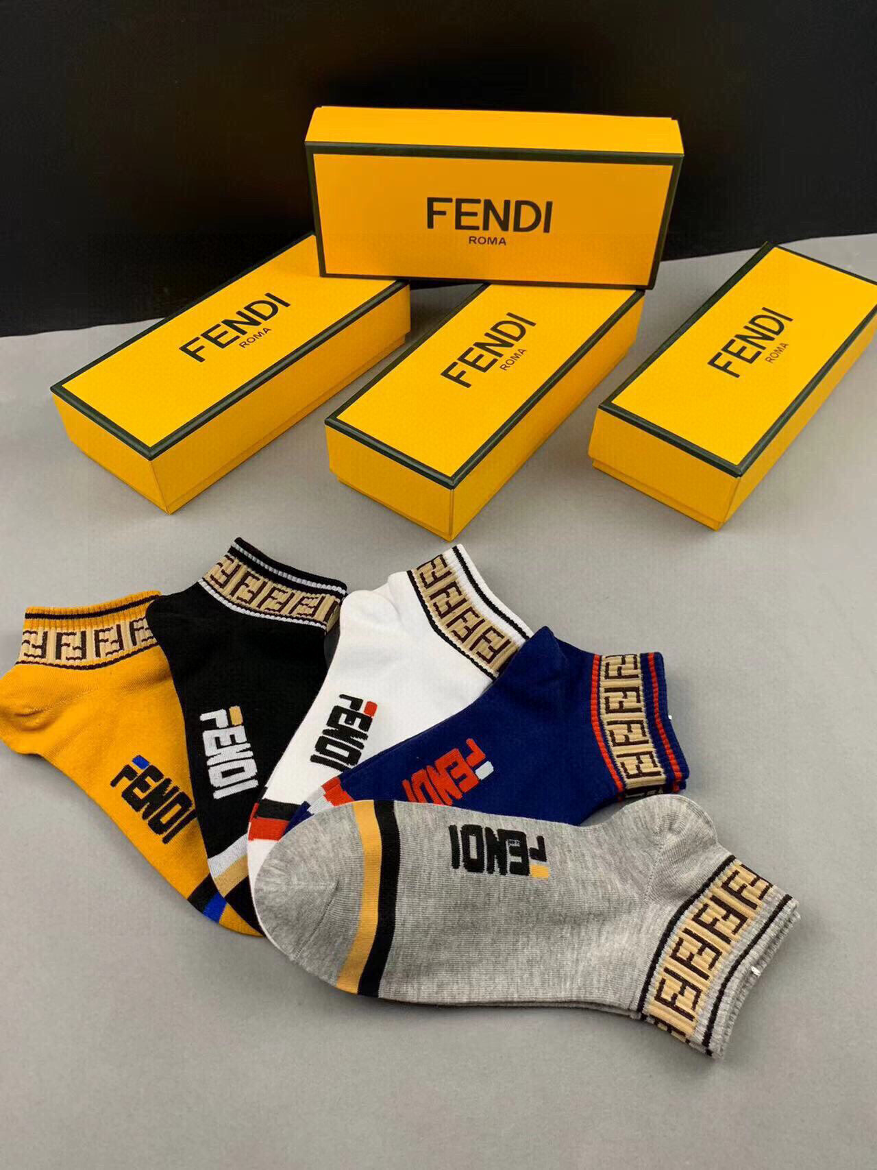  🆕FENDI · 芬迪❗️大F经典袜子❗️【一盒五双】罗口提花经典的双F标志，袜身FENDI字母标志，