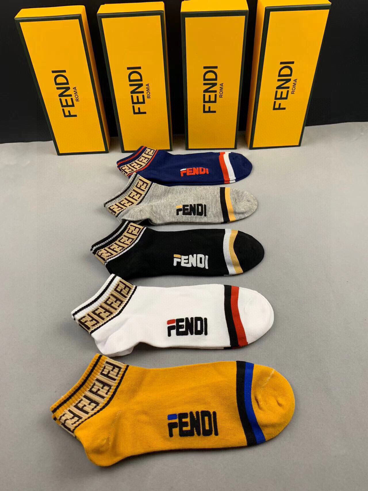  🆕FENDI · 芬迪❗️大F经典袜子❗️【一盒五双】罗口提花经典的双F标志，袜身FENDI字母标志，