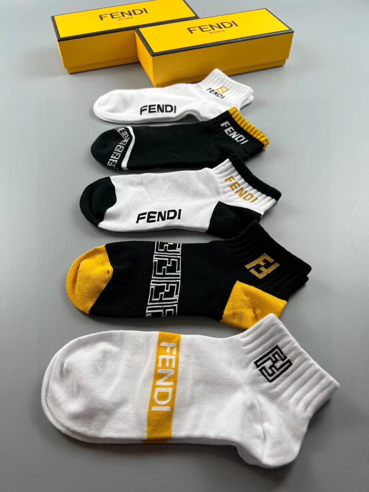  🆕FENDI · 芬迪❗️大F新品袜子❗️【一盒五双】提花经典的双F标志，纯棉材质制造，透气舒适，超级