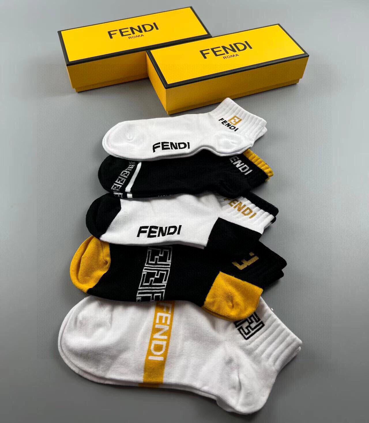  🆕FENDI · 芬迪❗️大F新品袜子❗️【一盒五双】提花经典的双F标志，纯棉材质制造，透气舒适，超级