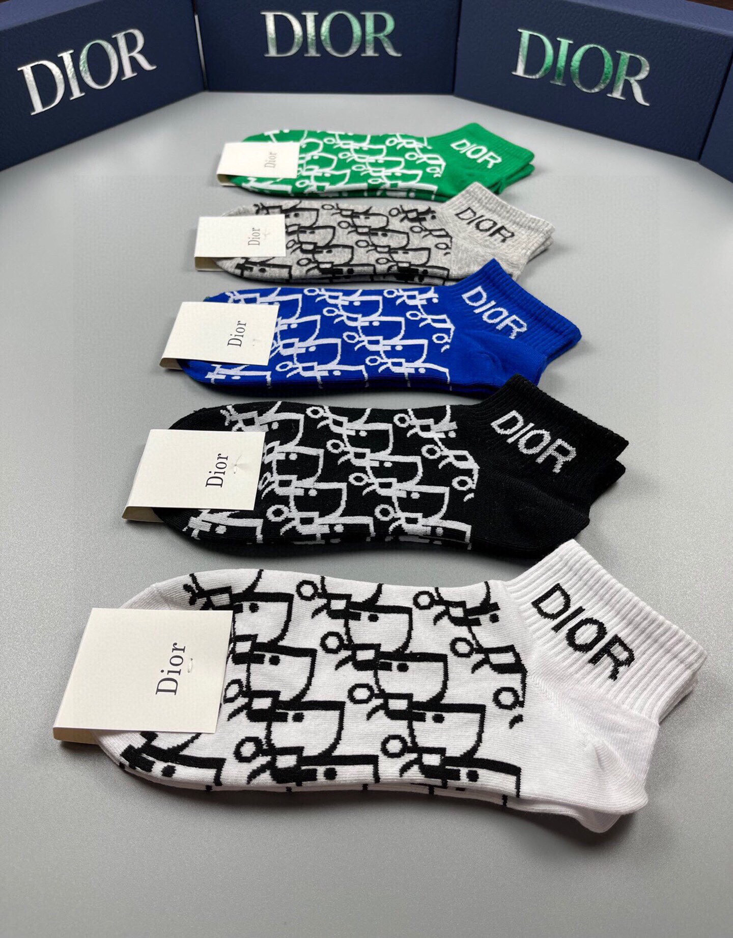  🆕Dior · 迪奥❗️D家新品短款袜子❗️【一盒五双】纯棉材质，上脚柔软舒适，经典的D家字母logo