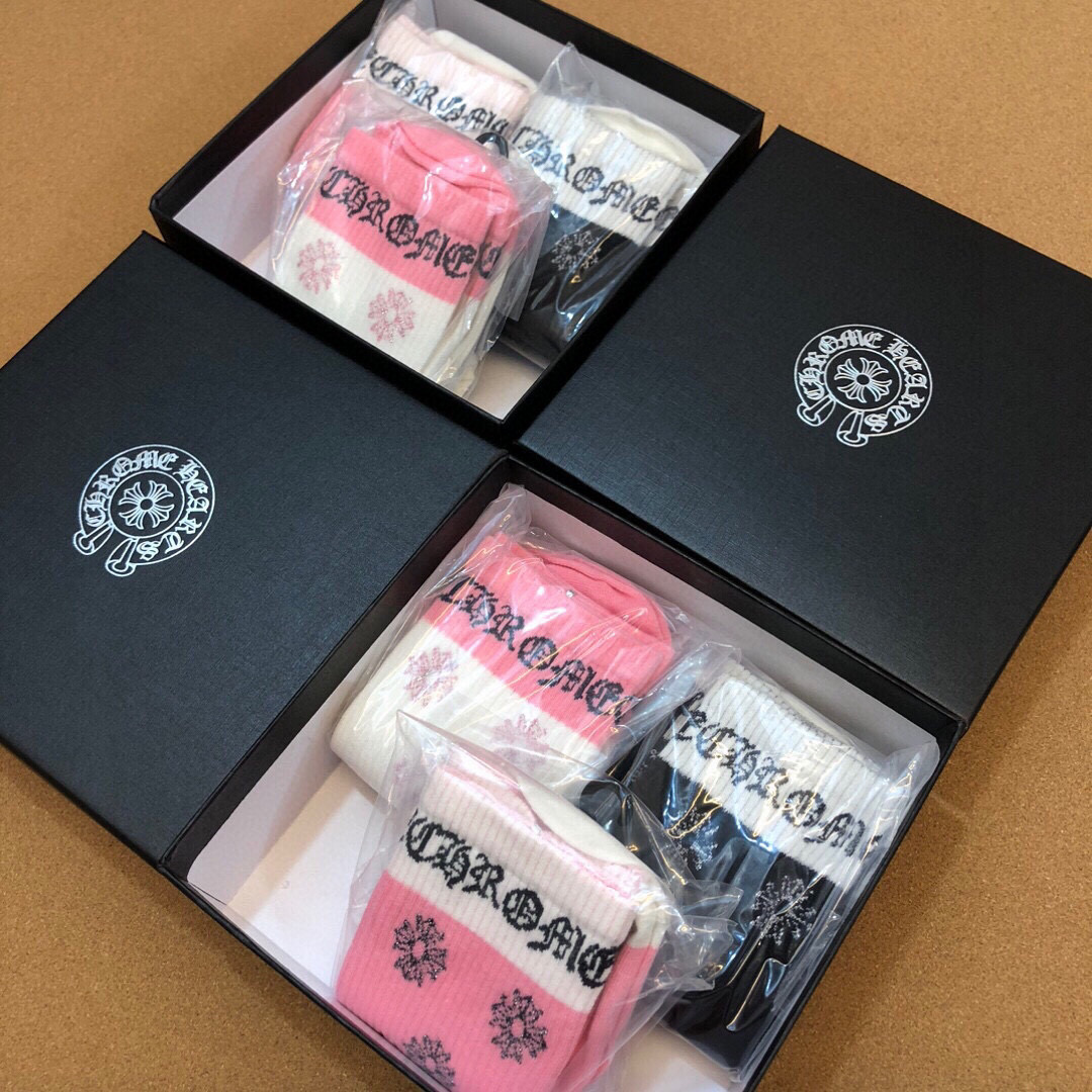  🆕❗️克罗心出口订单❗️别致吸睛，中筒设计，精梳棉材质❗️亲肤透气，表面有着温润的光泽感，上脚丝滑而显